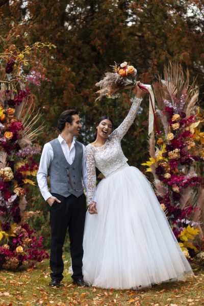 full-shot-happy-couple-with-flowers