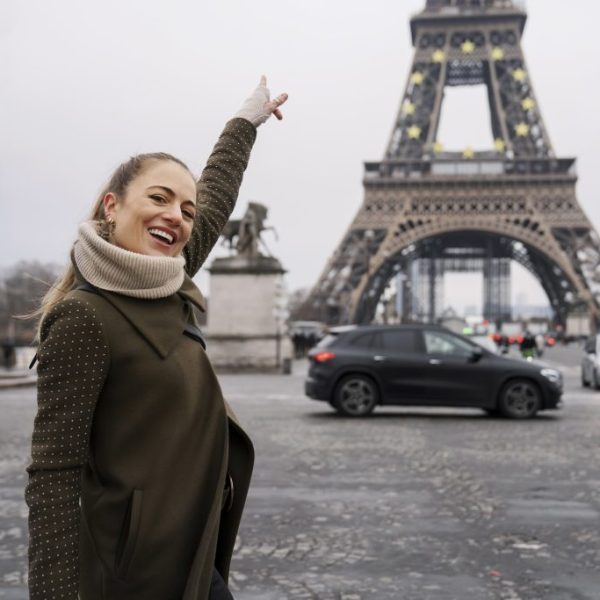 woman-traveling-paris woman-traveling-paris